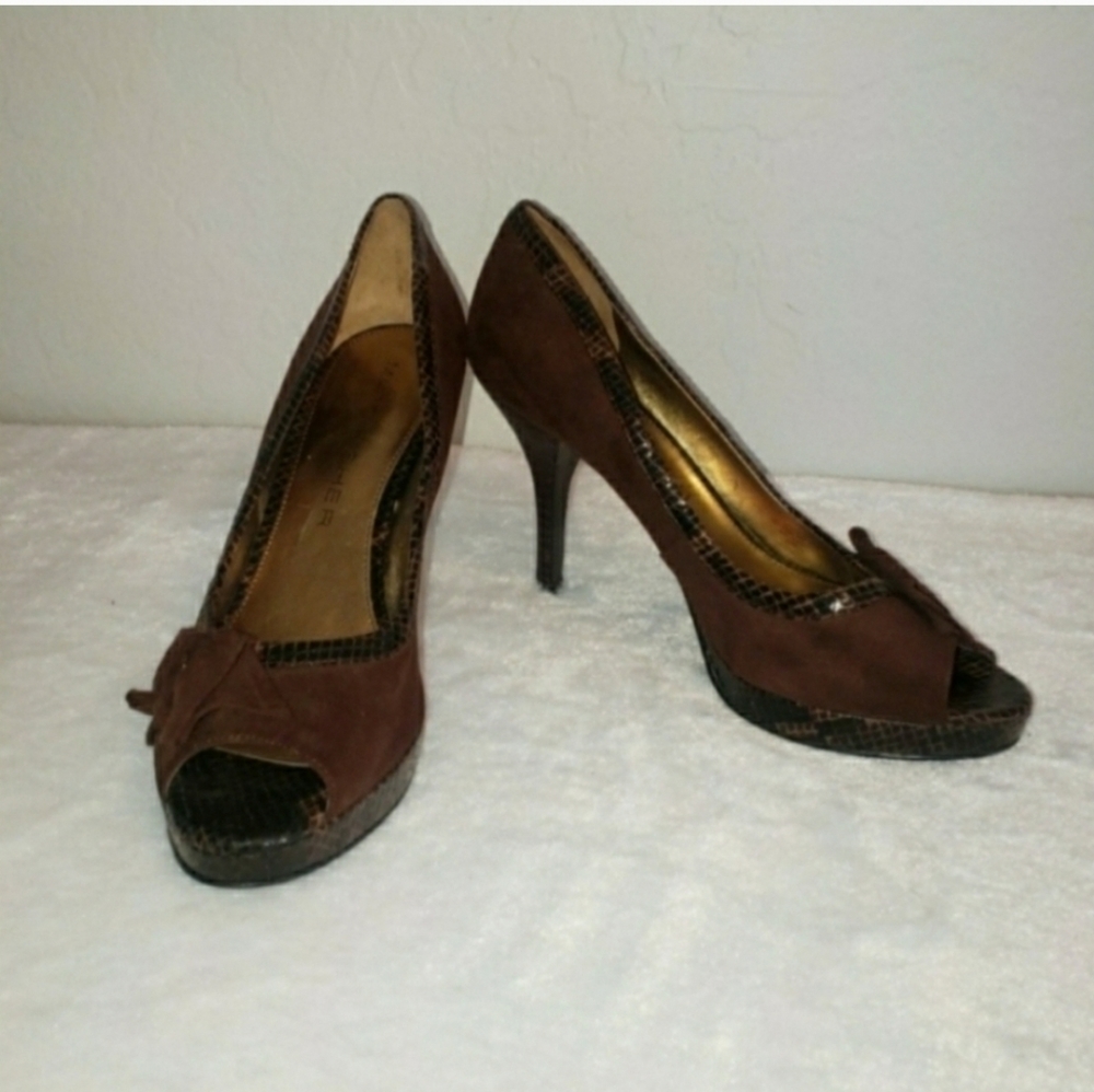 Marc Fisher womans size 8 brown suede peep toe heels with side bow detail - Picture 3 of 7